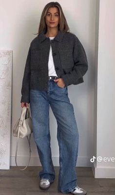 Short Grey Jacket Outfit, Outfit Ideas Winter Casual Simple, Light Blue Jeans Outfit Winter, Winter Jeans Outfit Casual, Gap Outfits Women, Light Jeans Outfit Winter, Jeans Women Outfit, Baggy Jeans Outfit Winter, Short Jacket Outfit