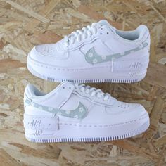 Step up your style game with the White Daisy Custom Air Force 1! Featuring a trend-setting white daisy motif, these kicks will make you stand out from the crowd and turn heads wherever you go. Let your style blossom with this unique and daring take on classic sneakers! 🌼 🔥100% genuine, Brand New.👟 Custom sneakers.★Every pair is hand-made and unique.✨ Best quality waterproof and scratch-proof paints used. ✨ 1000+ satisfied customers across various platforms.🎁 Treat the shoes as art as they ar White Air Force Painted, Painting White Air Forces, Daisy Air Force 1, Nike Air Force 1 Flowers, Nike Air Force 1 Custom Flowers, Nike Air Force 1 Shadow, Air Force 1 Shadow, Nike Shoes Women Fashion, Pretty Sneakers