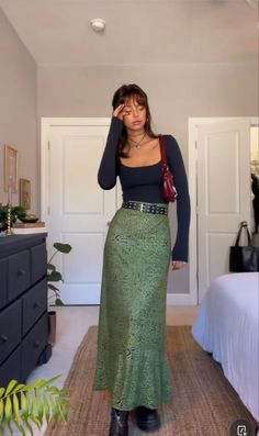 Basic Long Skirt Outfit, 90s Skirts Outfit, Size10 Fashion Outfit Ideas, Post College Going Out Outfits, Hot Temperature Outfits, College Core Outfits, Alternative Maxi Skirt Outfit, Modern Boho Aesthetic Outfit, Maxi Skirt Concert Outfit