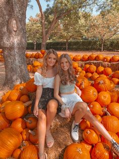 Pumpkin Patch Photography, Fall Photo Shoot, Pumpkin Patch Photoshoot, Pumpkin Patch Pictures, Fall Photo Shoot Outfits, Cutest Outfits, Fall Friends, Fall Picnic, Pumpkin Pictures