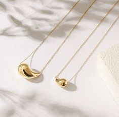 Durable and stylish, our waterproof necklace crafted for both functionality and fashion. Perfect for any occasion, it's the ideal accessory for those who appreciate durability and timeless elegance. Perfect for the minimalist and a beautiful piece to layer with. A true versatile statement piece that you can wear straight from the pool to dinner! - 18K gold plated / stainless steel - Waterproof technology - Hypoallergenic Trendy Everyday Drop Jewelry, Modern Drop Necklace For Everyday, Chic Tarnish Resistant Drop Jewelry, Minimalist Clavicle Chain Necklace For Everyday, Modern Clavicle Chain Necklace For Everyday Luxury, Chic Tarnish-resistant Drop Jewelry, Minimalist Everyday Clavicle Chain Drop Necklace, Modern Adjustable Tarnish-resistant Necklace, Minimalist Teardrop Chain Necklace For Everyday