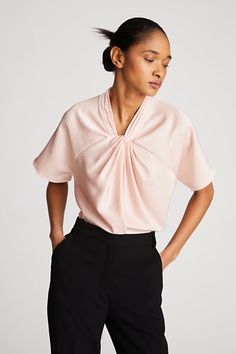 Double satin top with draped twist neckline. High neck Short sleeve Relaxed fit Hip length REF: 20210128 High Neck White Blouse, Halston Vintage, Summer 25, Elegant Feminine, Halston Heritage, Satin Top, Jersey Top, Appreciate You, Long Blouse