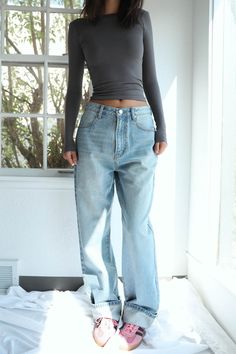 Experience the ultimate 90's look with the Rae Palmer Baggy Denim. Made of 100% cotton, these jeans offer a relaxed and comfortable fit similar to Agolde. Perfect for everyday wear, these jeans will elevate your style while keeping you comfortable all day long. SHIPS SEPTEMBER 22ND MUST PRE ORDER