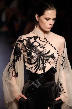 Kimono like sleeves, Phoenix detail, Mandarin collar, bow sash, Cheong Sam side button detail. Amazing Oriental collaborative design style. Black And White Dress, Look Fashion, Beautiful Outfits, A Black