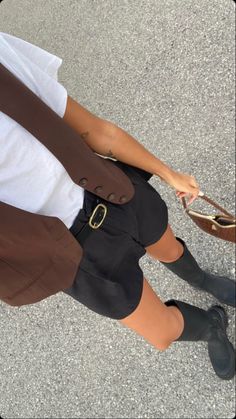 Hot Day Fall Outfits, London Clothes, Outfit Botas, Outfit Verano, Ny Outfits, Inspo Looks, Winter Outfits For Work, Inspo Outfit, Clothing Hacks