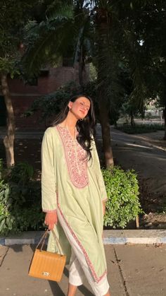 Casual Pakistani Outfits, Simple Indian Suits, Pakistani Women Dresses, Pakistani Dresses Casual, Fashion Top Outfits