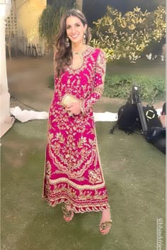 Karvachauth Dresses, Best Indian Wedding Dresses, Gharara Suits, Pakistani Party Wear Dresses, Short Kurtis, Designer Kurti Patterns, Traditional Indian Dress