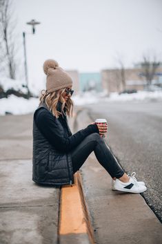 How To Style Faux Leather Leggings | Cella Jane How To Style Faux Leather Leggings, Style Faux Leather Leggings, Mode Au Ski, Cozy Clothing, Cabin Trip, Look Grunge, Cella Jane