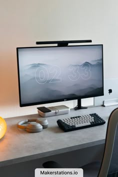 Grey WFH Desk Setup Mac Pc Setup, Grey Desk Setup, Minimalist Desk Setup, Minimalist Workspace, Workspace Setup, Bedroom Gaming Room, Black White Bedrooms, Desk Setup Ideas