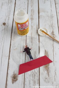 the paper plate is cut out to look like a person standing on a red arrow