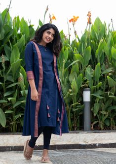 Item: 1 Peice Kurti, Leggings not included. If you're a girl on the go, this Mangalagiri dress has you sorted. The modest neckline, coat feel on the side and the tea length make this a good option for work, travel and casual get-togethers! Our Mangalagiri dress with Magenta accents is a safe bet for a semi-formal outin Mangalagiri Dress Designs, Mangalagiri Cotton Dress Designs, Kurta Ideas, Chudidhar Designs, Punjabi Dresses, Dress Stitching, Kurti Pattern, Simple Kurta, Suit Dresses