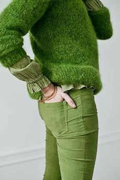 Green Sweaters, True Autumn, Simple Green, Green Outfit, Green Pants, Green Aesthetic, Green Sweater, Fashion Mode, Pantone Color