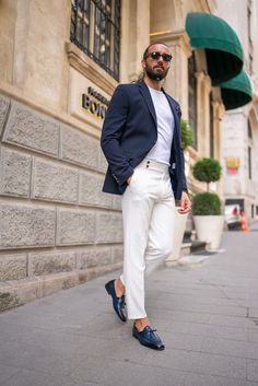 Collection : 2024-2025 spring/summer🔆Product : Oliver Slim Fit Mono Collared Navy Blazer Color : Navy Available Size : 46-48-50-52-54-56Concent: %40 Yün %30 Viskon %25 Polyester %5 Elestan Step into the new season with confidence in our Oliver Slim Fit jacket, part of the daring 2024-2025 spring/summer 🔆 collection. Featuring a special design with a mono collar and crafted with a blend of %40 wool, %30 viscose, %25 polyester, and %5 elastane, this Navy jacket will elevate your style and provide comfort. Available in sizes 46-56. Tuxedo Accessories, Slim Fit Blazer, Navy Blue Jacket, Suits Clothing, Dapper Style, Lapel Blazer, Slim Fit Blazers, Spring Summer Collection