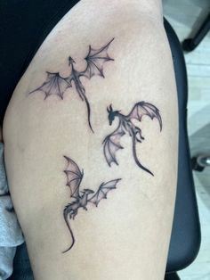 Three game of thrones inspired dragons tattooed on thigh Cute Dragon Tattoo, Miniature Tattoos, Black Dragon Tattoo, Small Dragon, Dragon Tattoo For Women, Dragon Tattoos, Upper Arm Tattoos, Bicep Tattoo