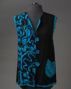 a woman's black and blue dress on a mannequin