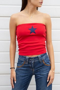 Fitted Star Print Summer Tops, Fitted Star Print Tops For Summer, Fitted Sleeveless Top With Star Print, Trendy Fitted Tops With Star Print, Y2k Fitted Strapless Top, Y2k Stretch Strapless Top, Fitted Star Print Y2k Top, Y2k Bandeau Stretch Tops, Y2k Fitted Bandeau Top