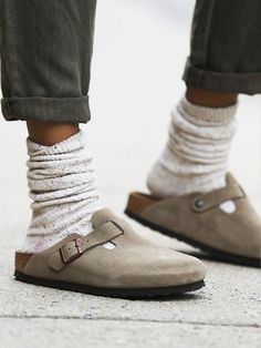 How To Wear Birkenstock Clogs, Birkenstock Outfit Winter, How To Wear Birkenstock, Birkenstock Clogs Outfit, Boston Birkenstock, Arizona Birkenstock, Boston Outfits, Birkenstock Clog