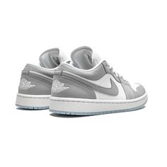 A propos de Jordan 1 Low White Wolf Grey   Air Jordan 1 Low White Wolf Grey - La combinaison d'une nuance de gris avec du blanc et une belle nuance de bleu, comment ne pas l'aimer ? L'ensemble du design est complété par une semelle semi-transparente bleue et un marquage blanc brodé sur les panneaux arrière. Grâce à l'association de teintes discrètes de gris, de blanc et d'un bleu éclatant, ces chaussures s'adapteront à tous vos styles. Jordan 1 Low Wolf Grey, Nike Jordan Low, Jordan 1 Low Grey, Jordan Lows, Wolf Grey Jordans, Doudoune The North Face, Air Jordan 1 Low White, Jordan 1 Lows, Jordan 1 Low White