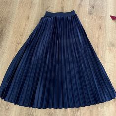 Never Worn Blue Midi Skirt For Winter, Winter Blue Pleated Skirt, Blue Long Skirt For Winter, Spring Navy Pleated Skirt, Blue Lined Maxi Skirt For Fall, Spring Pleated Navy Skirt, Blue Pleated Maxi Skirt For Fall, Elegant Navy Pleated Skirt, Blue Lined Pleated Skirt For Fall