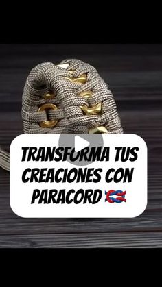 a bag that is sitting on top of a wooden table with the words transforma tus creaciones con paracor