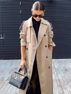 Looks para Viajar de Avião: Dicas Essenciais para um Visual Confortável e Estiloso - PriFlor Trench Outfit, Long Coat Outfit, Simple Clothes, Clothing Wardrobe, Neutral Capsule Wardrobe, Capsule Wardrobe Minimalist, Capsule Wardrobe Work, Winter Capsule Wardrobe, Spring Capsule Wardrobe