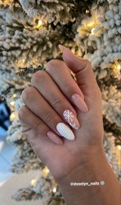 Oval Nails For Christmas, Winter Oval Nail Designs, Holiday Nails For Work, Short Oval Nails Acrylic Christmas, Oval Christmas Nails Design, Classy Nails Christmas, Nails Oval Christmas, Winter Oval Acrylic Nails, Christmas Nails Elegant Holidays