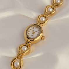 Classy Jewlery, Chunk Jewelry, 90s Chic, Pearl Watch, Feminine Gifts, Classy Watch, Gold Watches, Watch Battery, Dope Jewelry