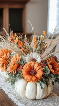 Host in style with affordable Thanksgiving table settings and simple Thanksgiving table decorations! These creative ideas will make your holiday table unforgettable. Click now for tips and tricks!