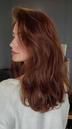 Tom: marrom avermelhado escuro Auburn Hair Neutral Skin, Warm Tone Hair Color, Hair Color For Warm Skin Tones, Copper Brown Hair, Timeless Hair, Red Hair Inspo, Brown Hair Looks, Brown Hair Inspo, Ginger Hair Color