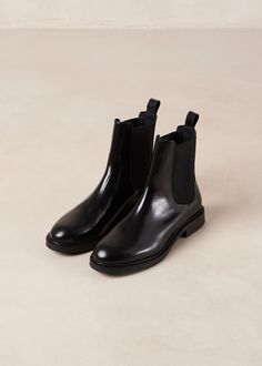 Black leather ankle boots Lanz is a classic Chelsea boot crafted from black leather with a glossy finish. As classic as it comes, it has elasticated sides for comfort, plus handy pull tabs at the back. Rubber soles provide traction with every step. Sustainable Shoes, Botas Chelsea, نظارات شمسية, Vegan Boots, Sustainable Leather, Black Leather Ankle Boots, Black Chelsea Boots, Chelsea Boot, Beauty Bag