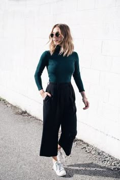 Black Ankle-length Pants For Spring, Casual Black Ankle-length Pants, Cullotes Outfit Casual, Black Cullotes Outfits, Culottes Outfit Casual, Chic Black Ankle-length Wide Leg Pants, Urban Black Ankle-length Pants, Black Wide Leg Ankle-length Pants With Pockets