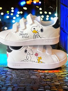 Custom sneakers with  Snoopy theme. ℹ️I can paint on any brand of shoes, contact me to inform you about the cost.  I use TOP quality paints and top coats, so that the sneakers will last for a long time! The paints are made to use for leather, so they are super durable! ☔️Don't worry when it's raining, the colors will still be great! You can buy these shoes for you, or for gift for someone you want...It's a unique design, don't you think? IMPORTANT ! RETURN POLICY: As the sneakers are tailor made White Skate Shoes With Graphic Print And Round Toe, White Skate Shoes With Graphic Print, White Graphic Print Skate Shoes Round Toe, White Low-top Sneakers With Cartoon Print, Sporty Low-top Sneakers With Cartoon Print, Snoopy Shoes, Custom Adidas, Sneakers Athletic, It's Raining