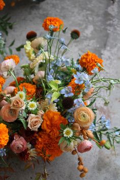 a bunch of flowers that are sitting on the ground