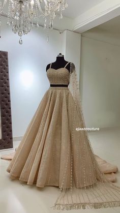 Simple Elegant Lehngas, Modern Lehnga Design, Wedding Lahanga Indian, Lengha Dress Gowns, Lehnga For Weddings, Lehenga For Sangeet The Bride, Mehandi Designs For Ring Ceremony, Rose Gold Lehenga Simple, Lehenga Golden Colour