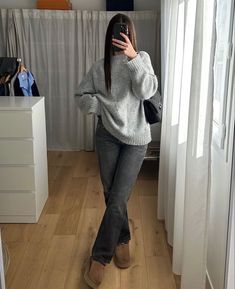 Grey Fleece Outfit, Bolero Outfit Winter, Smart School Outfits, Winter Outfits Aesthetic 2023, Aesthetic Cold Weather Outfits, Comfortable Cute Outfits, Early 20s Outfits, Basic Outfits Winter, Uggs Fits