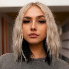 10 tendencias de tintes para 2022 que sí te van a gustar Edgy Blonde Hair, Peekaboo Hair Colors, Two Toned Hair, Split Dyed Hair, Hair Color Underneath, Peekaboo Hair, Split Hair, Edgy Hair, Penteado Cabelo Curto