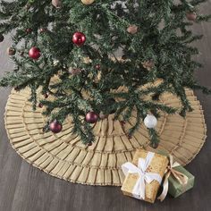 Burlap Natural Ruffled Tree Skirt 36 - Primitive Star Quilt Shop Ruffled Tree Skirt, Minimalist Holiday Decor, Burlap Tree Skirt, Faux Fur Tree Skirt, Burlap Trees, Fur Tree, Tree Collar, Vhc Brands, Christmas Accents