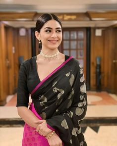 Kolkata Saree, Golden Blouse Designs, Front Blouse Designs, Mrunal Thakur, Cotton Saree Blouse Designs, Cotton Blouse Design, Saree Blouse Neck Designs, Blouse Back Neck Designs, Sari Blouse Designs