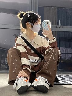 Welcome To Instagram, Korean Hoodie, Kore Ulzzang, Ideas For Instagram, Ulzzang Korea, Girl With Headphones, Bff Photoshoot Poses, Indie Girl, Bff Photoshoot