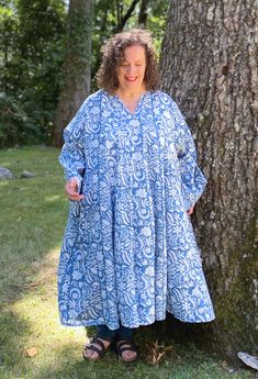 Kali Tunic is a long tunic dress in 100% cotton print that is perfect for plus size women. Made in USA. Peaches is an online store featuring natural fibers, sizes 1x - 10x. Petite, tall, have a larger belly, or gray hair? We make to order clothing for women over 40, and over 50. Our casual plus size outfits are comfortable and have style. A quality plus size fashion closet includes cotton and linen outfits. Pants, dresses, skirts, shirts, jackets, we have all. Plus size fashion apparel USA Spring Long Sleeve Relaxed Fit Kurta, Spring Maxi Tunic With Relaxed Fit, Spring Maxi Length Tunic With Relaxed Fit, Casual Plus Size Outfits, Linen Outfits, Plus Size Fashions, Long Tunic Dress, Clothes For Women Over 50, Kurta Style