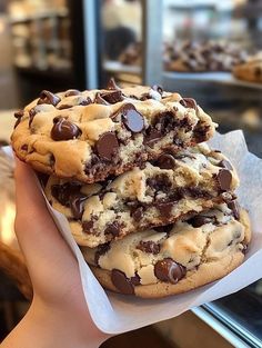 Buddy Valastro | 🍪 𝐋𝐞𝐯𝐚𝐢𝐧 𝐁𝐚𝐤𝐞𝐫𝐲 𝐂𝐡�𝐨𝐜𝐨𝐥𝐚𝐭𝐞 𝐂𝐡𝐢𝐩 𝐂𝐨𝐨𝐤𝐢𝐞𝐬 🍪 | Facebook Thick Chocolate Chip Cookie Recipe, Strawberry Banana Pudding Recipe, Levain Bakery Chocolate Chip Cookies, Bakery Chocolate Chip Cookies, Cookie Recipes Decorating, Chocolate Chip Cookies Ingredients, Levain Bakery, Easy Chocolate Chip Cookies, Semi Sweet Chocolate Chips