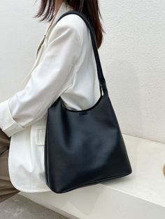 Casual Black Bag, Minimalist Leather Bag, Hand Bag Outfit, Black Bag Aesthetic, Uni Tote Bag, Basic Bags, Minimalist Bags, Shoulder Bag Aesthetic, Tote Bag School