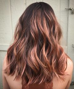 Rose Gold Hair Brunette Curly Hair, Rose Gold Caramel Balayage, Rose Gold And Caramel Balayage, Copper Rose Gold Balayage, Rose Copper Balayage, Rose Gold Brown Balayage, Colorful Balayage Brunette, Caramel Pink Hair, Strawberry Brown Hair Balayage