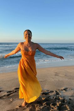 The perfect vacation dress does exist - meet our Wailea Sunset Ombre Maxi Dress! Available in orange and pink, this dramatic ankle-sweeping maxi dress features gorgeous ombre fabric that fades from rich burnt orange to butter yellow, adjustable spaghetti straps and an empire waist. We're pairing with a dramatic gold earring and low bun for your best vacation look yet. 65% Cotton 35% Polyester Sunset Ombre, Ombre Maxi Dress, Ombre Fabric, Spring Wedding Guest, Wedding After Party, Dresses Date Night, Cool Girl Style, Sky Collection, Beach Bride