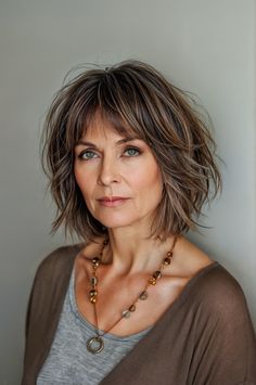 Discover 8 short hairstyles that make fine hair look significantly fuller and more voluminous, tailored for the stylish woman over 50. Hair Soft Curls, Tousled Bob, Blonde Bob Hairstyles, Sea Salt Spray, Curtain Fringe, Layered Hairstyles, Wavy Bob, Face Framing Layers, Wavy Bobs