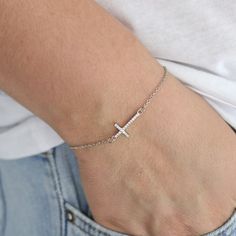 Sterling silver miniature zirconium cross bracelet. This beautiful bracelet has 18cm with 3 cm extension chain. Minimalist Bracelets, Gifts For Young Women, Crystal Bead Jewelry, Bracelet Elegant, Cross Gift, Etsy Promotion, Color Bracelet, Random Aesthetic, Saint James