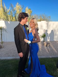 Blue Dress Homecoming Couple, Royal Blue Dress Photoshoot, Tux To Match Blue Prom Dress, Dark Blue Prom Couple Outfits, Prom Outfits Navy Blue, Matching Prom Outfits For Couples Blue, Cobalt Blue Prom Couple, Colors For Prom Couples, Prom Date Outfits Matching