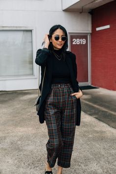 Mode Style Anglais, Edgy Work Outfits, Peg Trousers, Elegante Casual, Casual Work Outfits, Plaid Pants, Professional Outfits, Business Casual Outfits, Work Attire