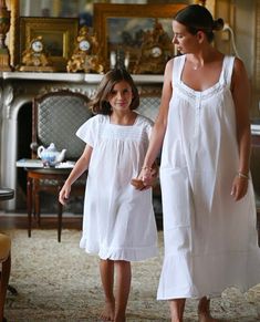 Embracing a European aesthetic of hand embroidery with elegant touches of cotton lace, Jacaranda Living produces a wide variety of high quality luxury linens—for bath, table, sleepwear, and more that feel as good as they look in your home or wardrobe. Crafted in white cotton lace and featuring a scooped neckline, the Courtney White Cotton Nightgown is an ankle-length accomplice for a good night's sleep. Easy to slip on and off, it also features a deep v neckline, and adjustable buttons, making i White Cotton Nightgown, Women Nightwear Dresses, Linen Nightgown, Zulu Women, Cotton Night Dress, Nightgown Pattern, Cotton Nighties, Nightwear Dress, White Nightgown