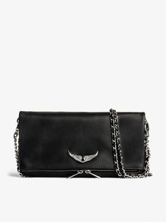 Swing your wings : la plus iconique des pochettes vous laisse le choix. A vous de personnaliser à volonté ses ailes en fonction de vos envies et de vos looks. En sac ou en pochette, à l'épaule ou à la main, emportez cet iconique de la maison zadig&voltaire partout avec vous. Sac pochette en cuir noir zadig&voltaire femme - ailes amovibles - zippé- 2 chaines amovibles - porté main, épaule ou croisé Dr Shoes, Black Leather Clutch, Leather Clutch Bag, Zadar, Birthday Wishlist, The Wings, Leather Clutch Bags, Zadig And Voltaire